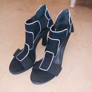 GORGEOUS MODERN BLACK AND WHITE AREZZO HEELS